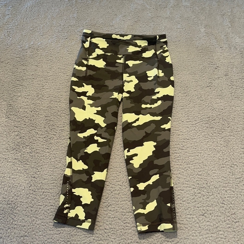 Lululemon Swift Speed High-Rise Crop
Heritage 365 Camo Crispin Green size 6